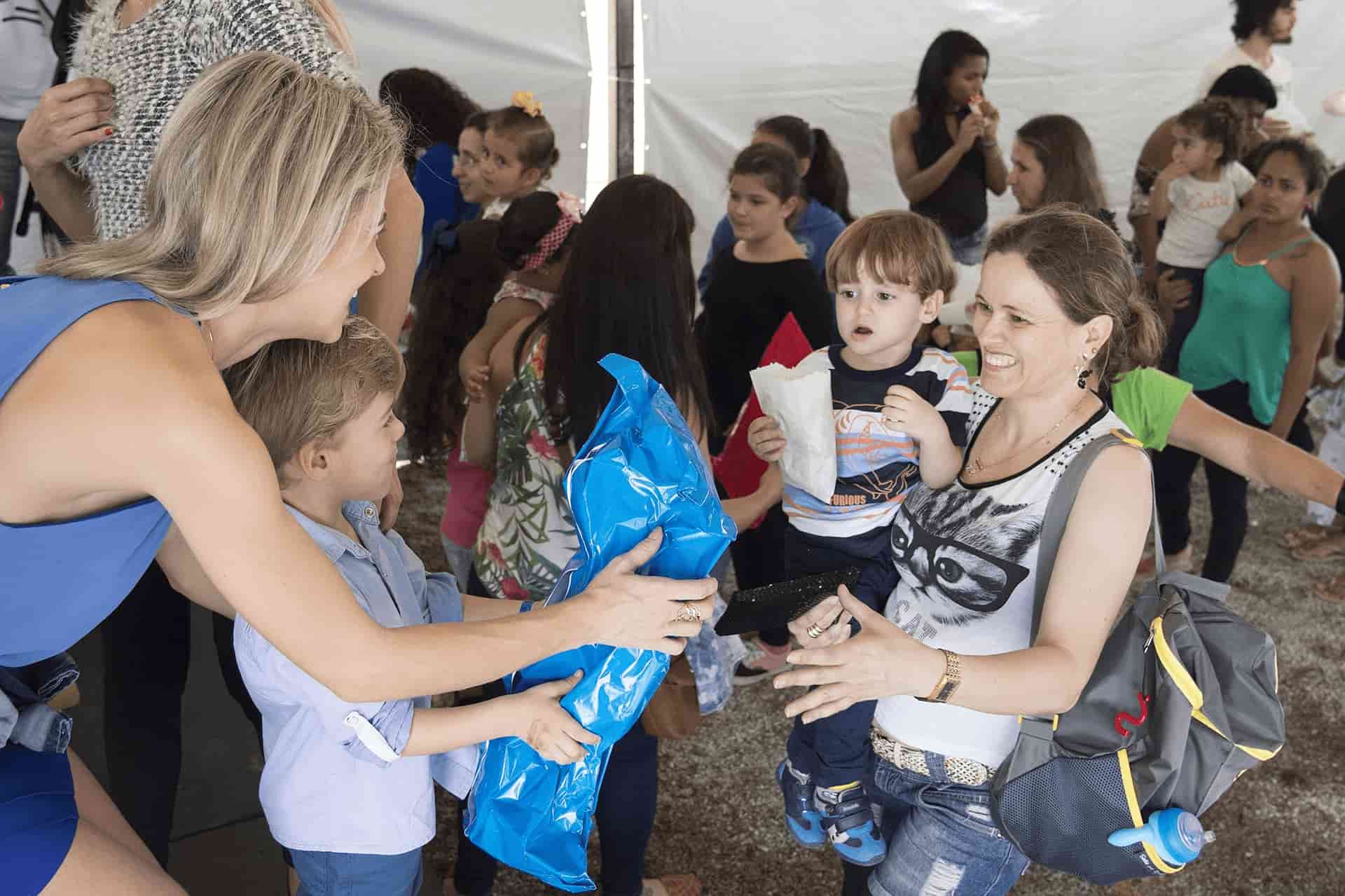 Frauen und Kinder helfen Fluechtlingen