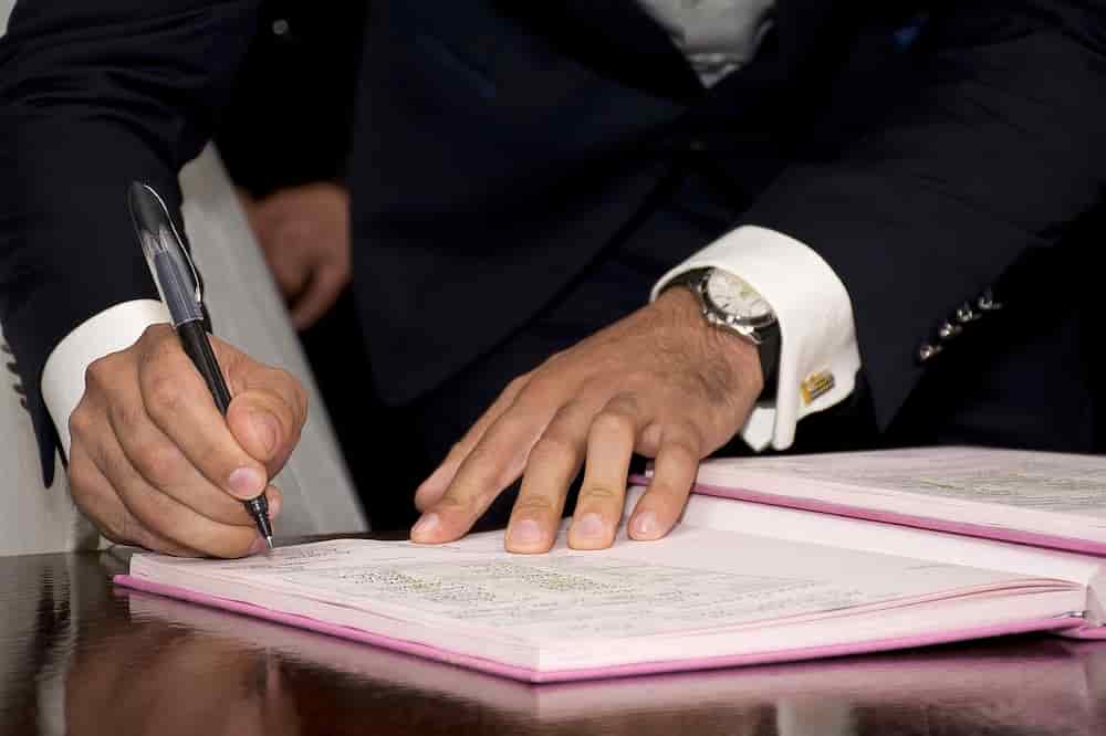 Bürgermeister unterschreibt Verträge