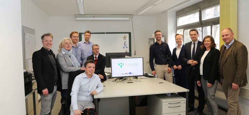 Das Team von FlexHero mit Mitarbeitern der Hochschule Worms in den neuen Räumlichkeiten auf dem Campus der Hochschule Worms