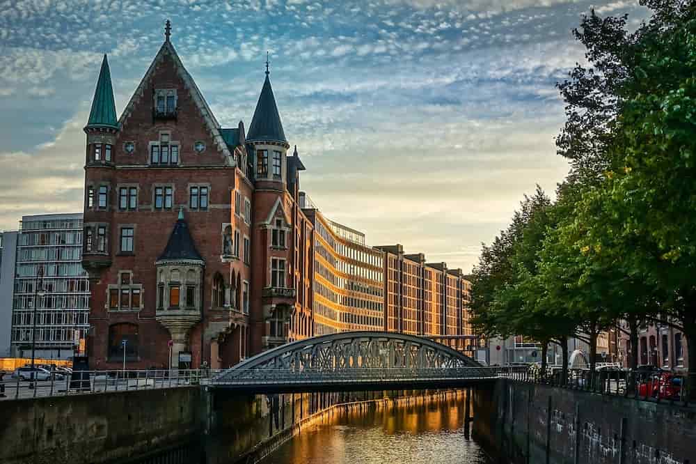Häuser und Kanal in der Hafenstadt Hamburg