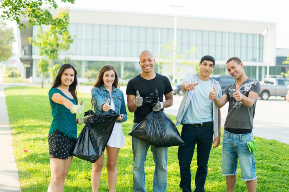 Junge Menschen sammeln ehrenamtlich Müll