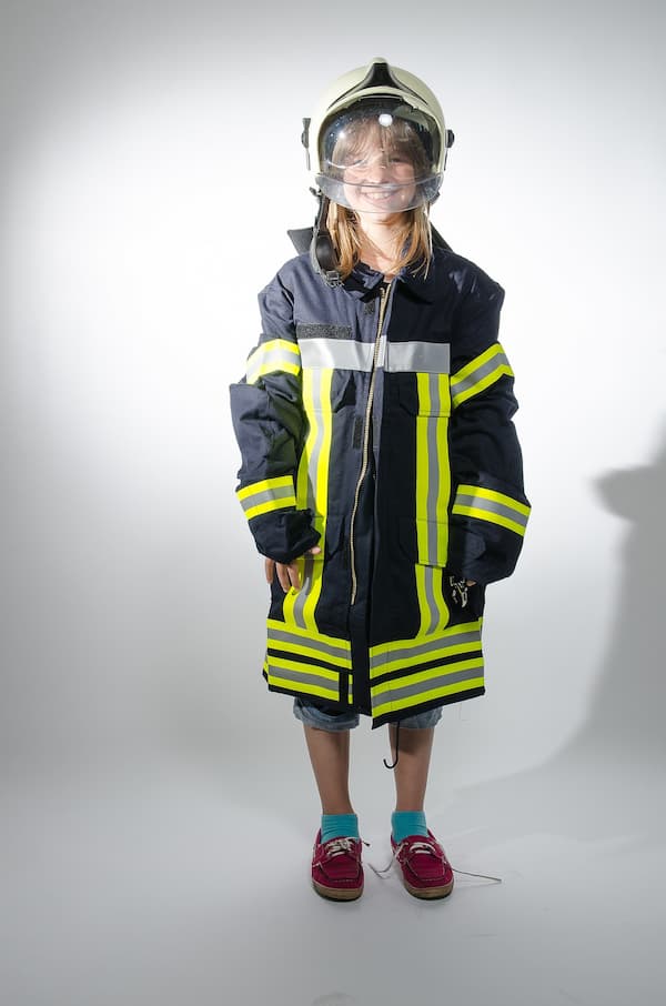 Junges Mädchen ehrenamtliche bei der Feuerwehr tätig