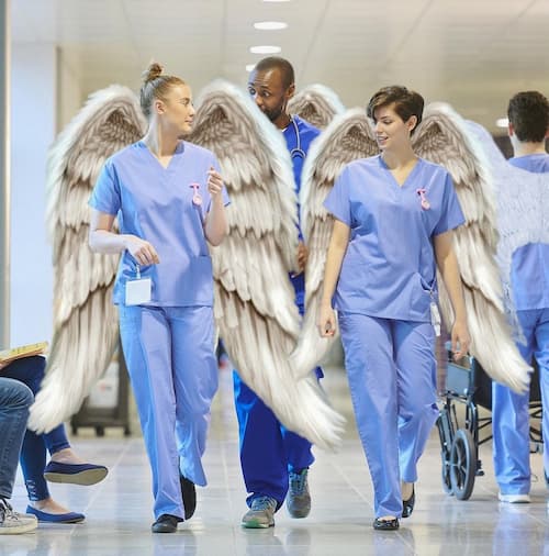 Ehrenamtliche Helfer als Engel im Krankenhaus