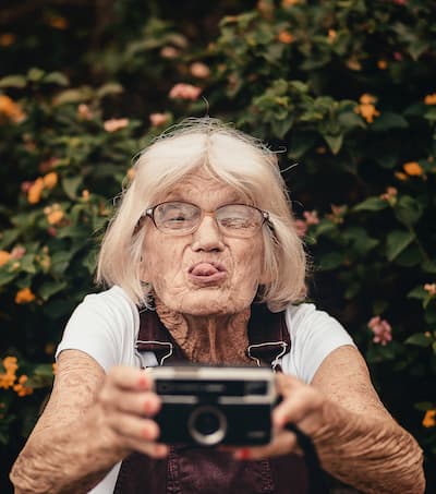 Senioren mit Fotoapparat