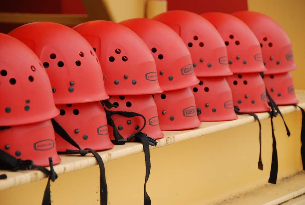 Helme als Symbolbild für die Hilfe im Katastrophenschutz